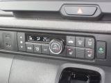 エアコンはオートエアコンでお好みの温度調整が出来、オールシーズン快適にドライブできます!フロントシートの座面に2段階調節のシートヒーターを内蔵。身体を直接温めることができます。