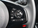【アダプティブクルーズコントロール】ステアリングのスイッチを操作するとミリ波レーダーで先行車との距離を測定。設定を適切に保ちながら加速・減速、さらに停止まで自動に追従します。