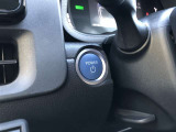 エンジンスタートボタンです。キーが車内にあれば、エンジンの始動・停止はブレーキを踏んでスイッチを押すだけ!キーを取り出す手間を省き、ワンプッシュでエンジンを操作するので簡単でスムーズです。