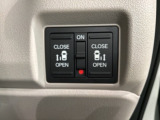 左右両側パワースライドドアが付いています。ワンタッチで簡単にお子様でも、お年寄りの方でも、開閉できますからとても便利です。キーレスや車内スイッチでも自動でドアの開閉ができます。