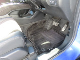 【フロントのフロアマット】前席は純正フロアマット付きです。大きな汚れもなく、使用感も少なめで綺麗な状態です。