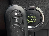 【アクセスキー&プッシュスタート】カバンやポケットに入れたままでもドアの施錠・解錠が可能なスマートキーを装備。エンジンのオン・オフ時もカギを取り出す必要が無く、ボタンをプッシュするだけでOK♪