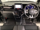 車内は光触媒抗菌消臭施工済です。スタイリッシュなデザインでスポーティなインパネ周りを演出します。グローブボックスやカップホルダーのほかにトレーなどたくさんの収納スペースが付いています。