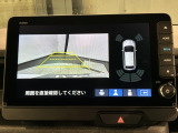 リバースギアに入れるだけで後方の表示へ切り替わります。夜間や雨の日の駐車も楽になりますよ。