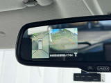 ルームミラーにもアラウンドビューモニターが映るので楽々駐車