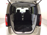 リアシートを倒すと、ラゲッジスペースを広くお使いいただけます!