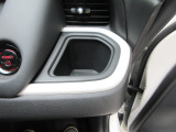 運転席側の手の届きやすい位置にドリンクホルダーが付いています。