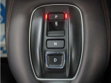 シフトはボタン操作となっており、直感的な操作性により、ドライバーの快適な運転を支援。P・N・Dは押す、Rは引くという人間の感覚にマッチした操作感です。