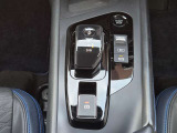 まるで近未来的なシフトノブ。楽々簡単操作♪またボタン一つでドライブモードの変更が可能です