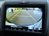 ●便利な装備『リアカメラ』 バックする際に後方映像をナビ画面で確認できますので、車庫入れが苦手な方も安心できますね♪♪ 写真をご覧ください。後方の映像を確認することができます。