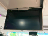 【12.1型フリップダウン】大画面モニターで後席でもエンタメをお楽しみいただけます。家族や友人とお出かけする機会が多い方に大人気です♪