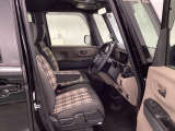 【ベンチシート】運転席と助手席の移動もスムーズ!狭い駐車場での乗り降りや、お子様の乗り降りにも便利です。座席の間にコンソールボックスやドリンクホルダーがないため、車内空間が広く感じます。