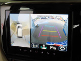 【全方位型モニター】クルマを上空から見下ろしているかのように、直感的に周囲の状況を把握できる全方位型モニター。狭い場所での駐車でも周囲が映像で確認できます。