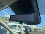 スマートルームミラー:車両後方にあるカメラの映像を映し出します。乗員・ヘッドレスト・荷物などでさえぎられがちな後方視界をクリアに保ちます。