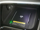 センターコンソールトレーはワイヤレス充電器(Qi(チー)規格)となっており、対応機種を置いておくだけで充電可能です。