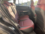 後部座席も気になるようなキズ・汚れやへたり等、大きなダメージはなく、良好な状態です。