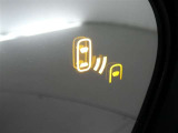 &rdquo;隣の車線を走る車両をレーダーで検知し、ドアミラーでは確認しにくい後側方エリアに存在する車両に加えて、急接近してくる車両も検知します。車両を検知するとドアミラーに搭載されたLEDインジケーターが点灯
