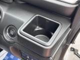運転席ハンドルの右側にもドリンクホルダーがございます!お飲み物だけではなく、携帯電話なども置けますね♪