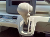 インパネシフトが楽。運転席&hArr;助手席間を簡単に移動できます。