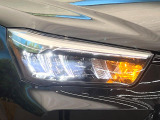 【LEDヘッドライト】悪天候や夜間走行時も良好な視界を確保し安心して運転できる高輝度LEDヘッドライトを装備!点灯速度が早く、消費電力も抑えられています。