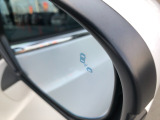 【ブラインドスポットインフォメーション】走行中に、斜め後ろの車を検知すると、ドアミラーのマーク点灯にてお知らせします。