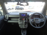 大きなフロントガラスで広々とした視界の運転席まわりです。