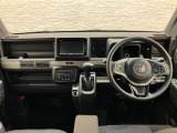 操作性に優れた運転席となります!小物入れや各ボタンの配置にこだわり、使いやすいです!座り心地もよく視認性も良好なのでロングドライブもお任せ下さい!