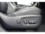 運転席にはパワーシートが付いております。パワーシートは指先1つで操作出来るためチカラの弱い女性の方でもシートに座ったまま操作出来ます♪