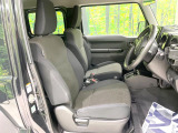 運転席まわりには十分なスペースがあり、大柄な方でもゆったり運転していただける環境です。