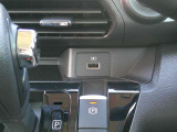 USB電源&12Vシガーソケットが運転席&助手席前にございます♪スマホ等の充電にご使用くださいませ♪