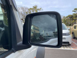 毎日使うドアミラーの状態確認に。鏡面のキズやカバーの擦れ、格納部の具合、装備有無も◎。