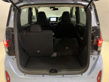 後部座席は分割でシートを倒すことができます。大きな荷物、ゴルフバックも積めます。上質で広々とした室内だから、みんなが心地よく車内で快適に過ごせます♪