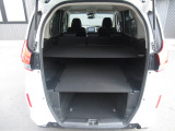 フル乗車時でも十分な荷室です。