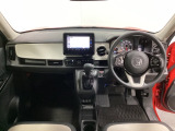車内は光触媒抗菌消臭施工済です。スタイリッシュなデザインでスポーティなインパネ周りを演出します。グローブボックスやカップホルダーのほかにトレーなどたくさんの収納スペースが付いています。