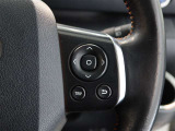ステアリングスイッチ付き。前方から目を離すことなく操作することが可能です。