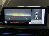 【全周囲モニター】車を上空から見下ろしたような映像をカーナビ画面に映し出し、車庫入れや縦列駐車をサポートしてくれます。