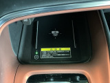 ワイヤレス充電器ついてます!スマートフォンを置くだけで充電可能。ケーブルをつなぐ煩わしさがありません。