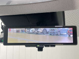 【スマートルームミラー】ルームミラー上に車体後方カメラの映像を映し出すことで車内定員、荷物状況に影響をうけません★たくさん乗せても、たくさん載せても、後方視界すっきりのインテリジェントルームミラー★
