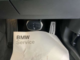 【ペダル】BMWはオルガン式アクセルペダルを採用しています。踏み込む足とペダルが同じ軌跡を描くため、かかとがずれにくく、アクセルコントロールがよりしやすくなるメリットがあります。
