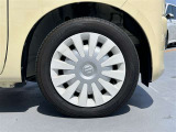 純正14インチスチールホイールを搭載。