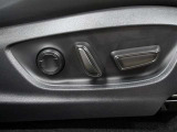 運転席はパワーシートなのでお好みのドライビングポジションに調整可能です♪