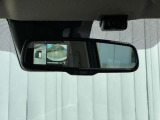 ルームミラーにもアラウンドビューモニターが映るので楽々駐車