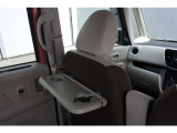 シートバックテーブルが付いておりお飲み物等置け、大変便利ですよ!