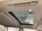 開放感たっぷりのサンルーフ付きです。車内が明るくなり、ドライブの気分も一段と高まります。