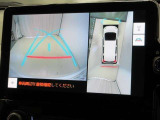 パノラミックビューモニター付きです。車両を上から見たような映像をディスプレイオーディオ画面に表示。運転席からの目視だけでは見にくい、車両周辺の状況をリアルタイムでしっかり確認できます。