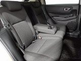 リアシートは3名乗車も可能ですが、2名の時にはセンターの大型のアームレストを使用してゆったりとくつろげるのでとても快適です。