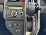 シフトレバー、エアコンの操作スイッチ、シートヒーター、アクセサリーソケット等が配置されてます。