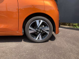 純正アルミホイールにより足元が引き締まって見えますね!