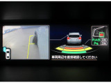リバースにシフトすると、サイドカメラからの映像とあわせて、リヤバンパーについている障害物センサーの情報がマルチファンクションディスプレイに表示されます。