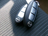 【 インテリジェントキー 】 キーを持っていればエンジン始動でき、ドアノブのボタンで車の鍵の開錠と施錠もできます。キーを取り出す手間がなくなります。